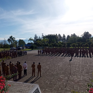 Satuan Polisi Pamong Praja Mengikuti Apel Gabungan di Lingkungan Pemerintah Kabupaten Toba