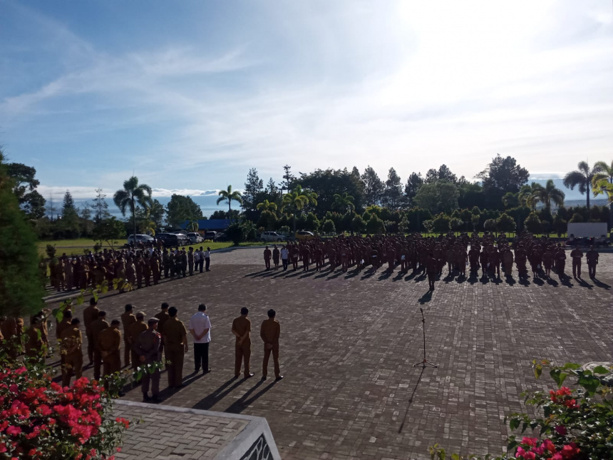 Satuan Polisi Pamong Praja Mengikuti Apel Gabungan di Lingkungan Pemerintah Kabupaten Toba