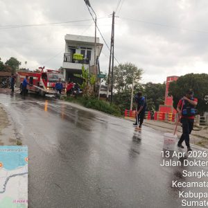Respons Cepat, Damkar Toba Tangani Tumpahan Minyak di Sangkarnihuta Respons Cepat, Damkar Toba Tangani Tumpahan Minyak di Sangkarnihuta