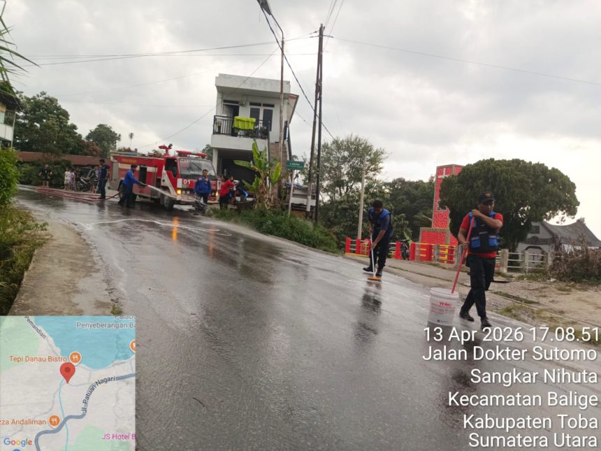 Respons Cepat, Damkar Toba Tangani Tumpahan Minyak di Sangkarnihuta